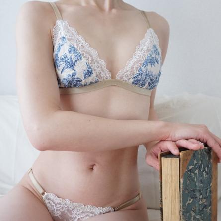 トライアングルブラ
Bleu Herbier
ブルー・エルビエ